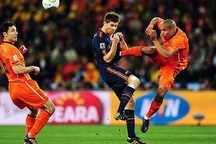 Màn kung-fu ghê rợn của "quái thú" Nigel de Jong