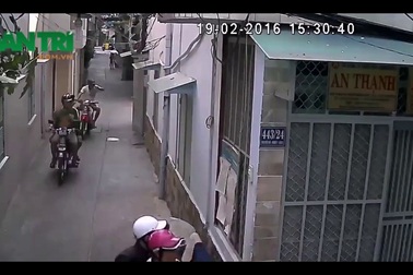 Ngồi trong nhà vẫn bị cướp giật dây chuyền vàng