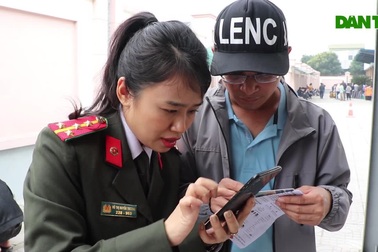 Cử thêm lực lượng hỗ trợ người dân gặp khó khi làm hộ chiếu online