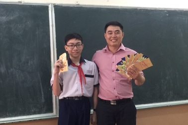 Thầy giáo mừng 200 bao lì xì cho học sinh ngày đầu đi học