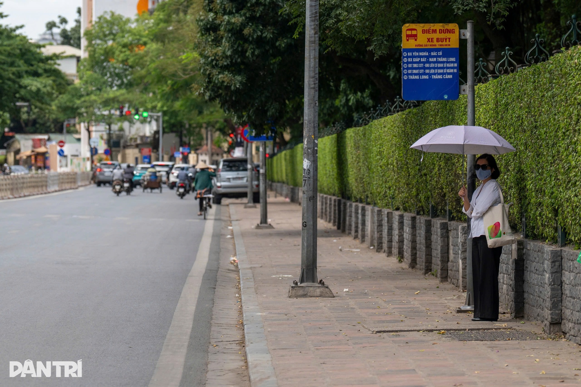 Hà Nội: Người lao động oằn mình mưu sinh dưới cái nắng như thiêu đốt - 12 Hà Nội: Người lao động oằn mình mưu sinh dưới cái nắng như thiêu đốt - 12
