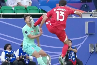 Tranh cãi gay gắt: Cầu thủ Trung Quốc bị đạp rách mặt, trọng tài làm ngơ