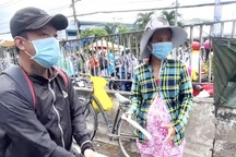 Mẹ thai phụ 8 tháng đạp xe hồi hương: "Nghe tin con về mà hết hồn"