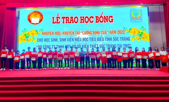 Các em học sinh, sinh viên nhận học bổng khuyến học, khuyến tài Lương Định Của.