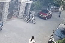 Người thiếu quan sát, người phóng nhanh, hai xe máy lao bổ vào nhau