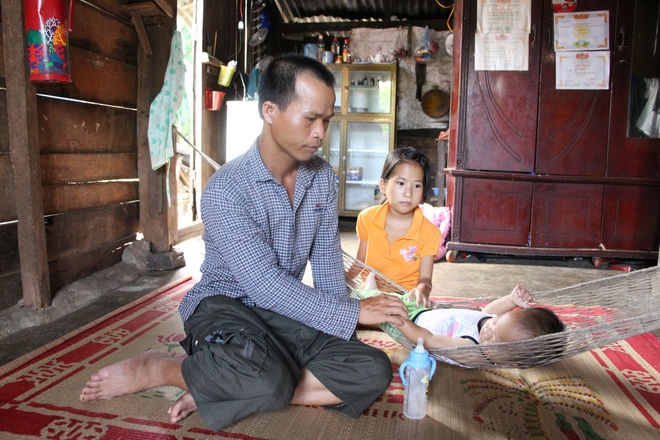 Nhói lòng cảnh bé gái 9 tuổi thay mẹ chăm em - 11