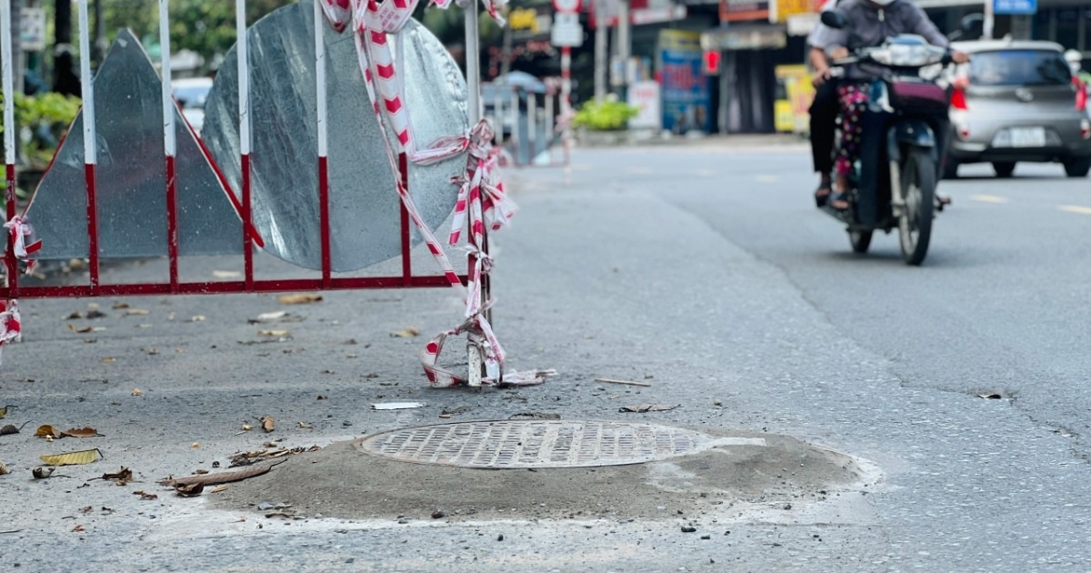 Làm hố ga nhô cao chờ nâng đường, nhiều người bị té ngã ở TPHCM