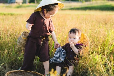 Cực đáng yêu bộ ảnh “dắt nhau ra đồng” của hai bé gái xứ Nghệ
