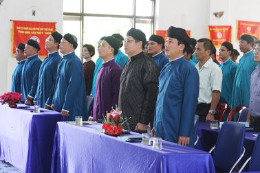 Các thầy giáo ở Huế mặc áo dài ngũ thân dự khai giảng năm học mới