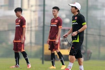 Dính “bão chấn thương”, HLV Miura cho học trò xả trại