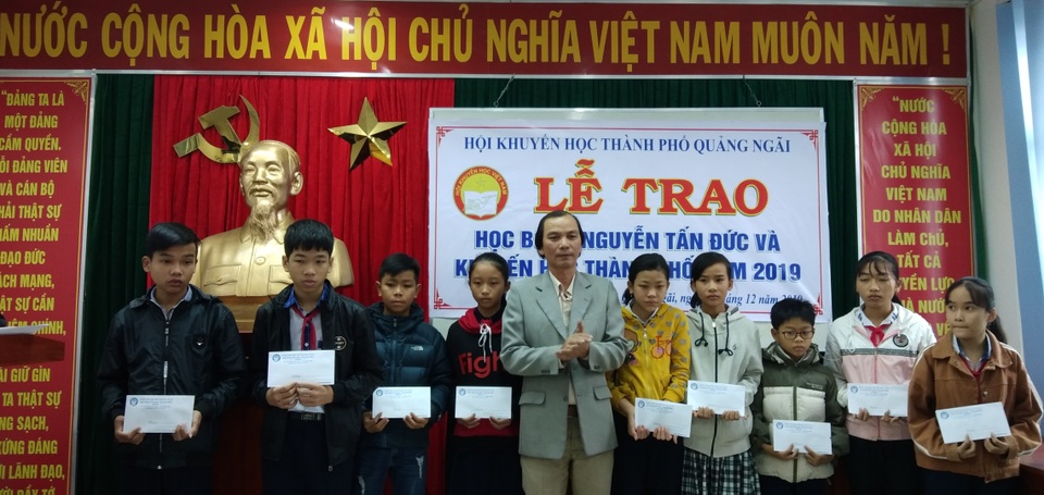 Quảng Ngãi: Quỹ học bổng của người thầy quá cố nâng bước học trò nghèo - 2 Quảng Ngãi: Quỹ học bổng của người thầy quá cố nâng bước học trò nghèo - 2