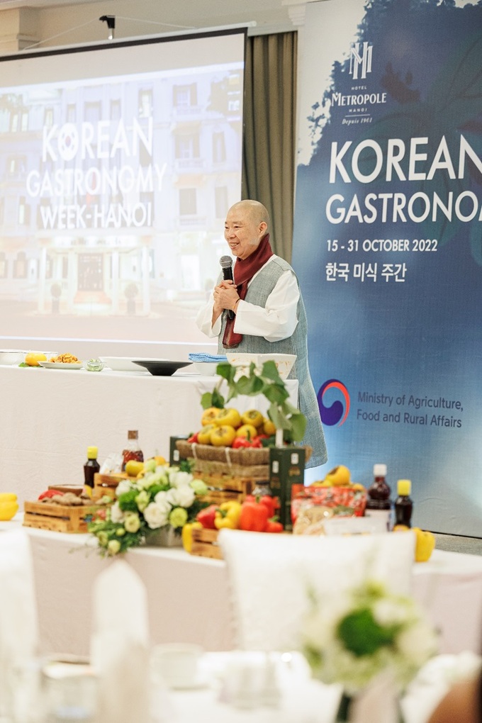 Nữ tu Jeong Kwan tại buổi khai mạc Tuần lễ ẩm thực Hàn Quốc 2022.