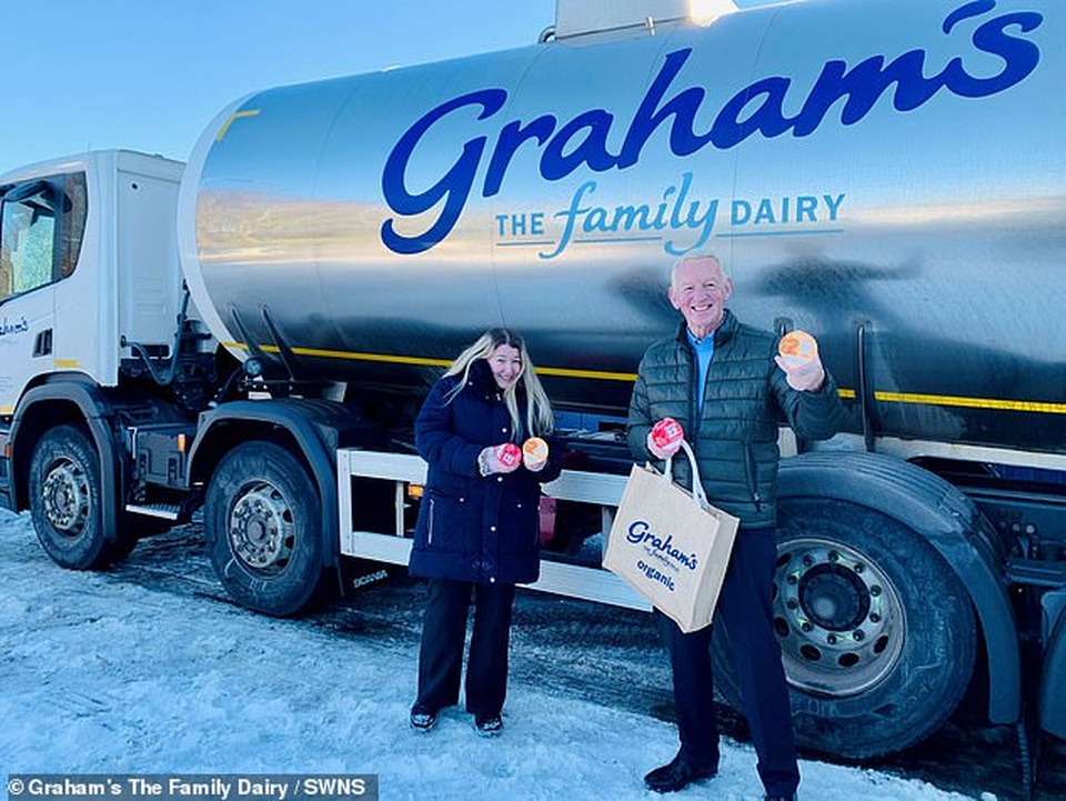 Món quà bất ngờ dành tặng người phụ nữ giúp... đẩy xe tải lên dốc - 1