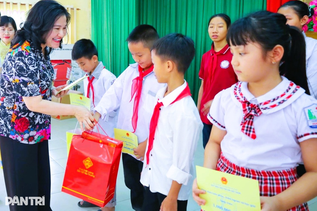 Trẻ em nghèo, hoàn cảnh khó khăn nhận học bổng, xe đạp đến trường - 1 Trẻ em nghèo, hoàn cảnh khó khăn nhận học bổng, xe đạp đến trường - 1