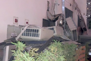 Hà Nội: Cả giàn 7 chiếc điều hòa ở chung cư rơi xuống khu vui chơi trẻ em