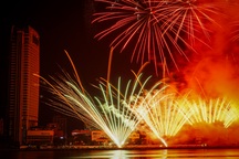 Sông Hàn rực sáng trong đêm khai mạc pháo hoa quốc tế Đà Nẵng 2025