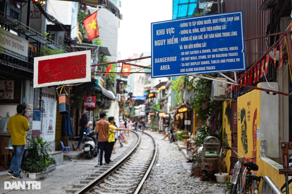 Chủ quán cà phê đường tàu Hà Nội trang bị loa, dựng rào cảnh báo du khách - 2 Chủ quán cà phê đường tàu Hà Nội trang bị loa, dựng rào cảnh báo du khách - 2