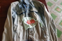 Nhặt được 2 chỉ vàng trong quần áo cứu trợ, người đàn ông nghèo xin trả lại