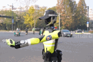 Trung Quốc sử dụng robot hình người để điều tiết, phạt nguội giao thông