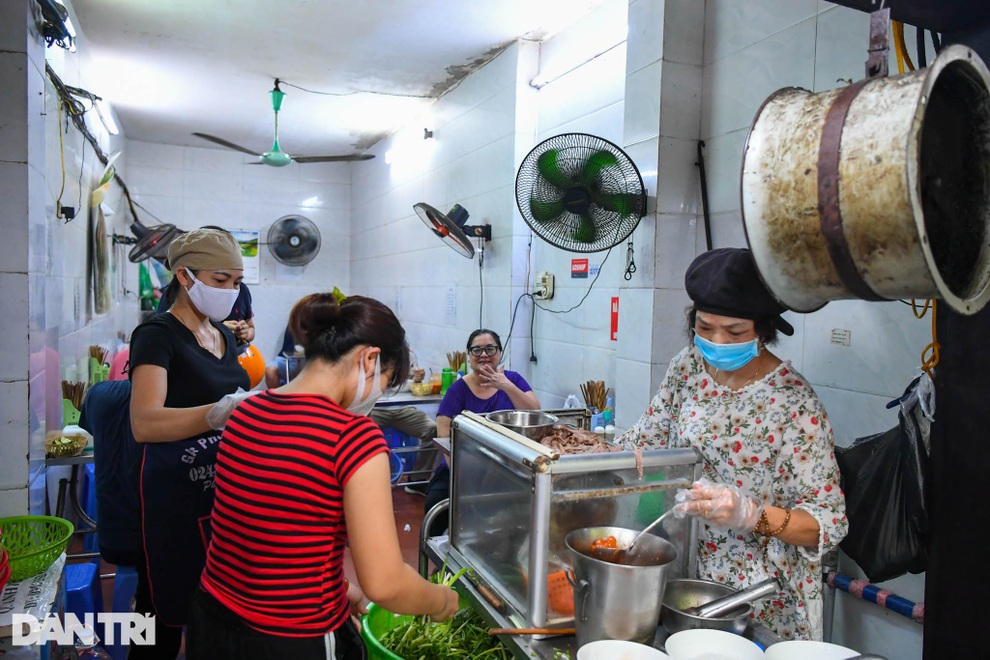 Hàng ăn sáng ở Hà Nội đông đúc, người dân xếp hàng chờ được ăn phở tại quán - 5 Hàng ăn sáng ở Hà Nội đông đúc, người dân xếp hàng chờ được ăn phở tại quán - 5