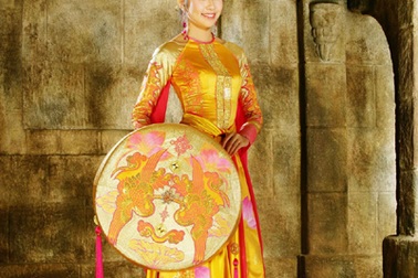 Ngắm trang phục dân tộc rất đẹp của Kiều Khanh