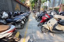 Săn hàng giảm giá: Dù bị "chặt chém" vé gửi xe, các "tín đồ mua sắm" vẫn vây kín phố Bà Triệu