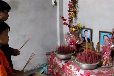 Đáng thương cháu bé mồ côi cả cha lẫn mẹ