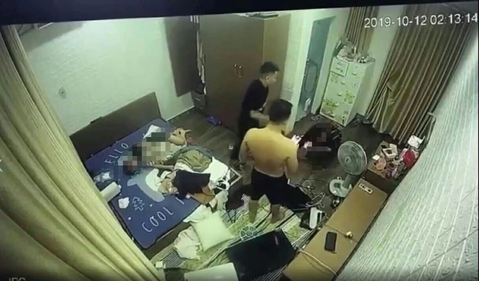 Hành hung, lột đồ vợ, gã chồng hờ bị bắt giam - 1