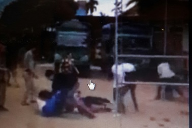 Trước cổng ủy ban xã, dân hỗn chiến kinh hoàng