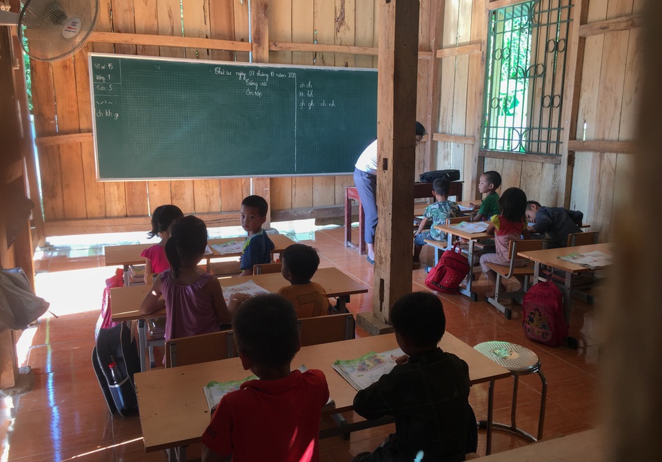 Lớp học xuống cấp, mỗi trận mưa to cả trăm em học sinh bỏ chạy lánh nạn - 3 Lớp học xuống cấp, mỗi trận mưa to cả trăm em học sinh bỏ chạy lánh nạn - 3