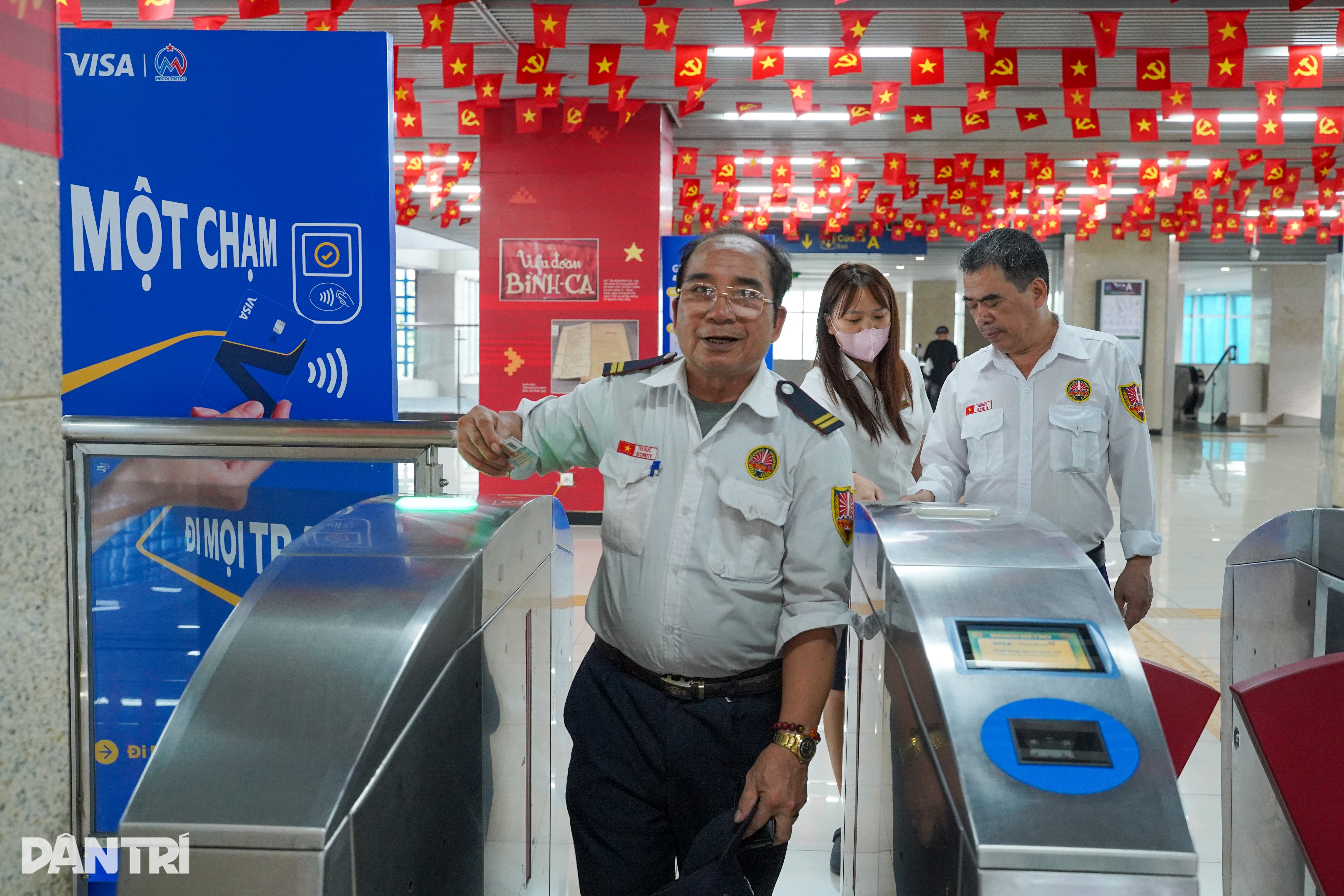 Người Hà Nội thích thú đi metro sinh trắc học một chạm đến mọi ga - 6