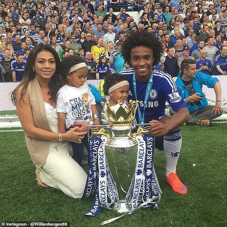 Sao Chelsea đốn tim người hâm mộ khi tập luyện với hai con gái nhỏ - 2 Sao Chelsea đốn tim người hâm mộ khi tập luyện với hai con gái nhỏ - 2