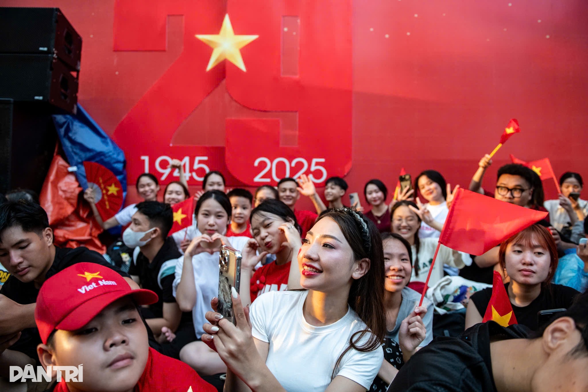 Nhiều hot girl đổ dồn về Quảng trường Ba Đình chờ xem lễ diễu binh - 1 Nhiều hot girl đổ dồn về Quảng trường Ba Đình chờ xem lễ diễu binh - 1