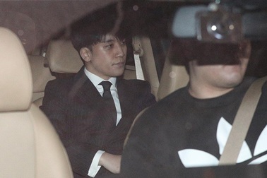 Seungri và Jung Joon Young bị vây kín khi rời sở cảnh sát