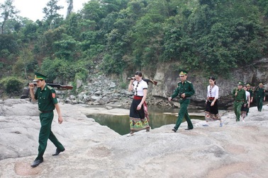 Những "bóng hồng" trên đường tuần tra biên giới