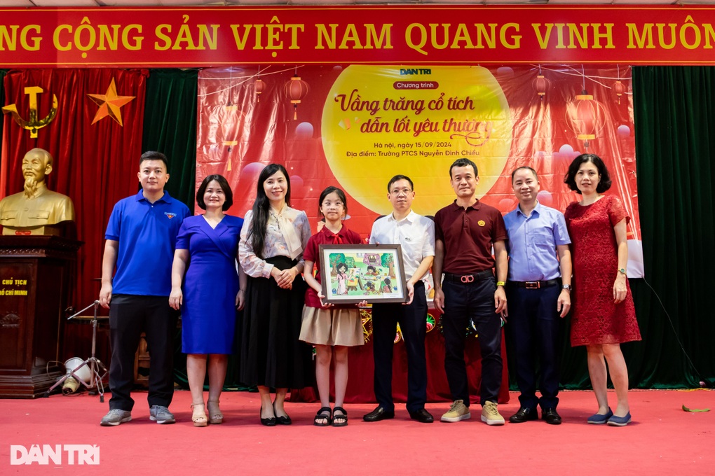 Trao 10 suất học bổng tới học sinh khiếm thị Trường PTCS Nguyễn Đình Chiểu - 7 Trao 10 suất học bổng tới học sinh khiếm thị Trường PTCS Nguyễn Đình Chiểu - 7