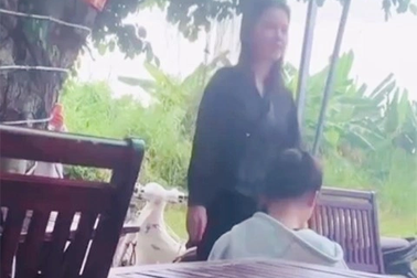 Cô gái dùng tay và chân để giải quyết mâu thuẫn với 2 thiếu nữ