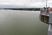 Người đàn ông ôm bé gái 6 tuổi nhảy cầu tự tử