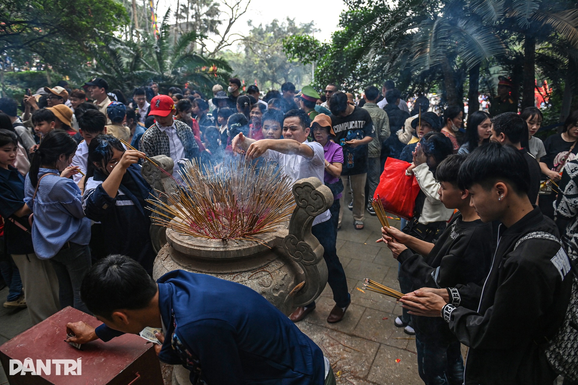 Biển người đổ về Đền Hùng, chen chân lên núi Nghĩa Lĩnh dâng hương - 11 Biển người đổ về Đền Hùng, chen chân lên núi Nghĩa Lĩnh dâng hương - 11