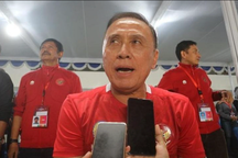 Chủ tịch PSSI hứng chịu cơn thịnh nộ vì nói lời cay đắng giữa thảm kịch