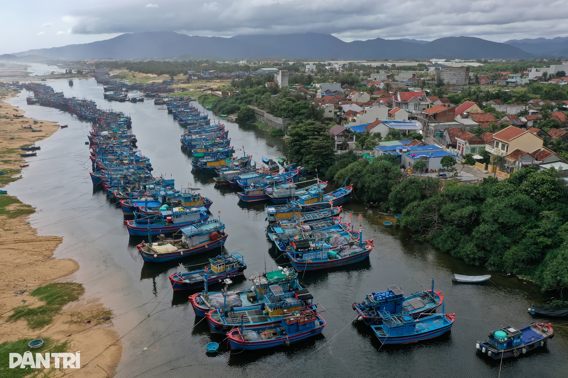 Ngư dân Đắk Lắk chạy đua ứng phó bão Kalmaegi - 5 Ngư dân Đắk Lắk chạy đua ứng phó bão Kalmaegi - 5