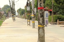 Kỳ lạ hơn 40 cột điện "xếp hàng" chình ình giữa con đường mới