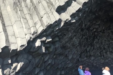 Các cột đá đẹp mắt ở Iceland