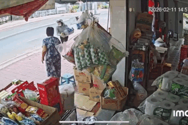 Hai thanh niên cướp thùng bia của cụ ông ở TPHCM
