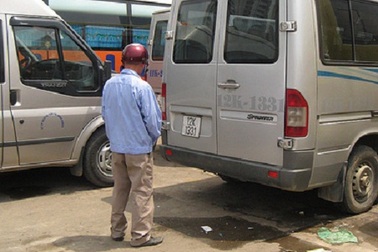 Bến xe Mỹ Đình "ngập ngụa" trong xú uế