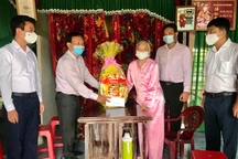 Lãnh đạo Quảng Bình thăm, tặng quà gia đình chính sách nhân dịp 27/7