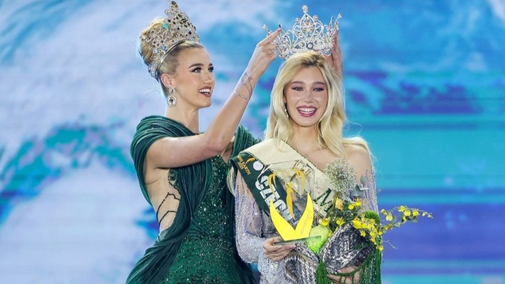 The sexy figure of the Sắc vóc gợi cảm của “búp bê tóc vàng” vừa đăng quang Hoa hậu Trái đất - 2