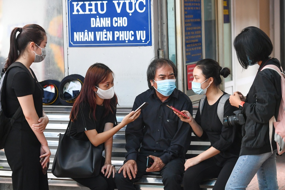 Xúc động giây phút tiễn biệt tác giả bài thơ Chiếc lá đầu tiên - 2 Xúc động giây phút tiễn biệt tác giả bài thơ Chiếc lá đầu tiên - 2