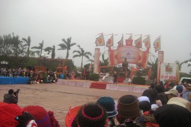 Du khách nườm nượp về dự ngày giỗ Trạng Trình Nguyễn Bỉnh Khiêm  