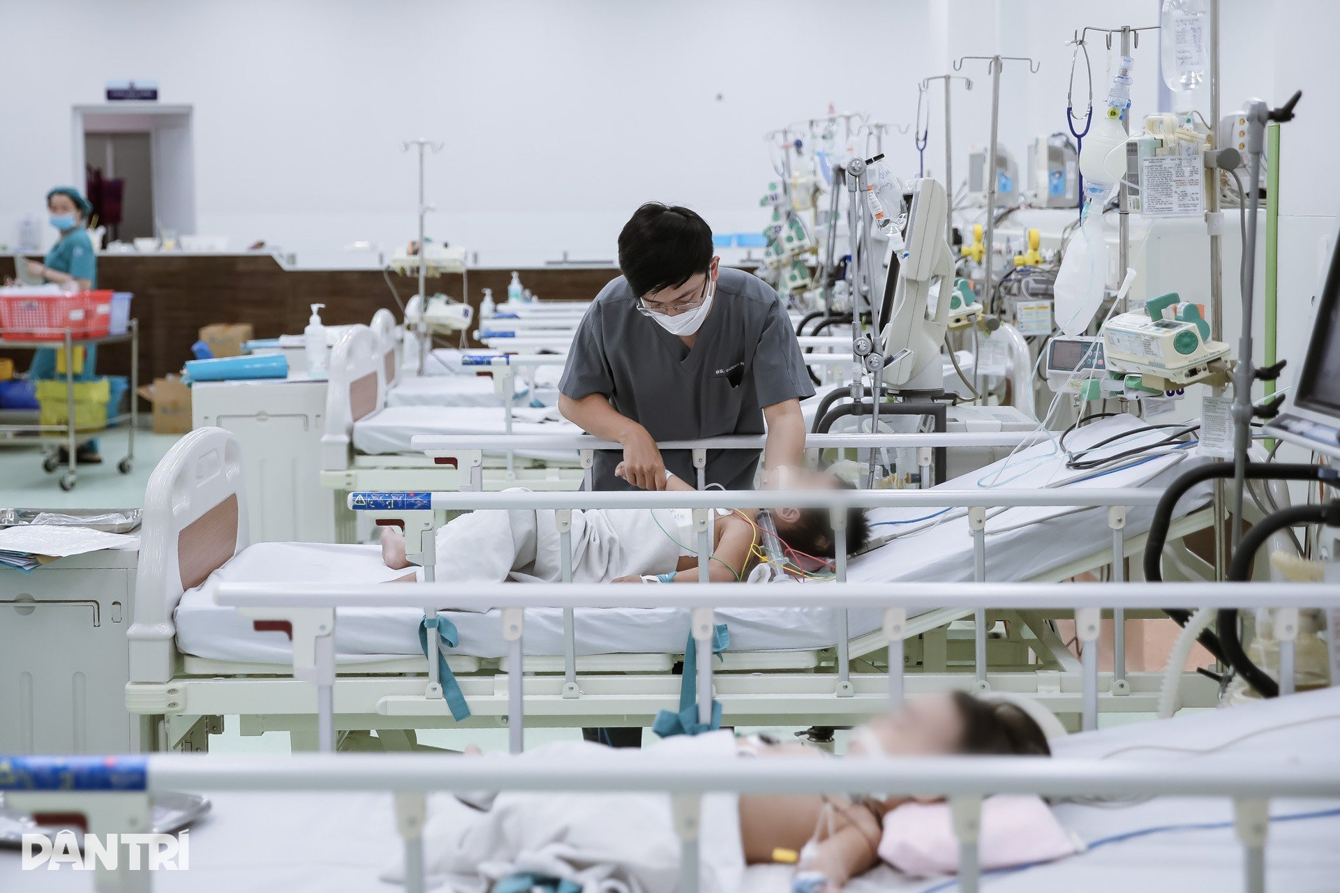Thứ trưởng Bộ Y tế vào Nam thị sát dịch tay chân miệng - 9 Thứ trưởng Bộ Y tế vào Nam thị sát dịch tay chân miệng - 9